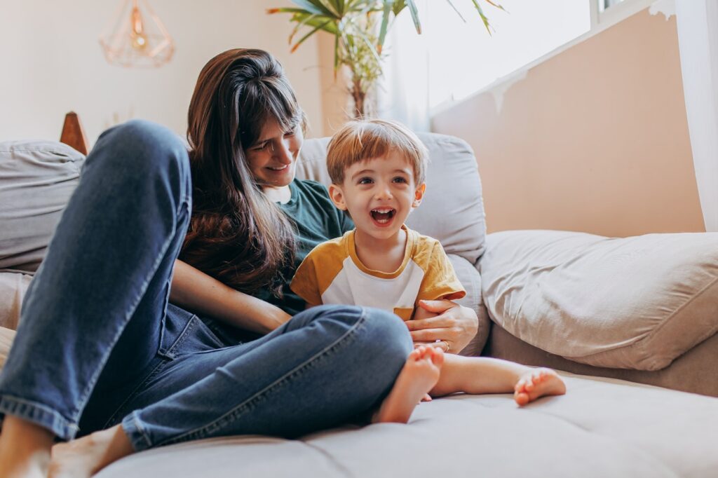 ソファに座っている女性と子供